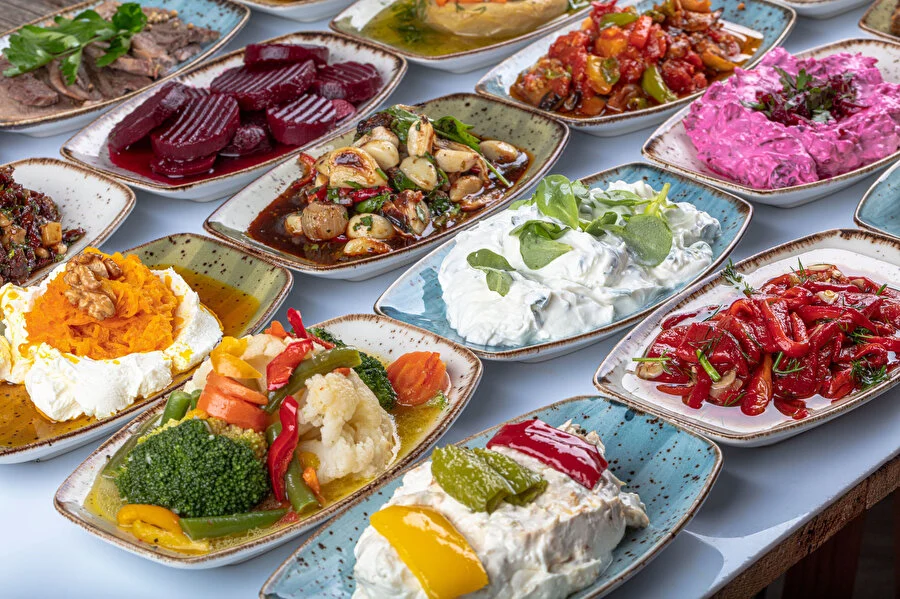 Renkli tabaklarda zengin bir meze sofrası
