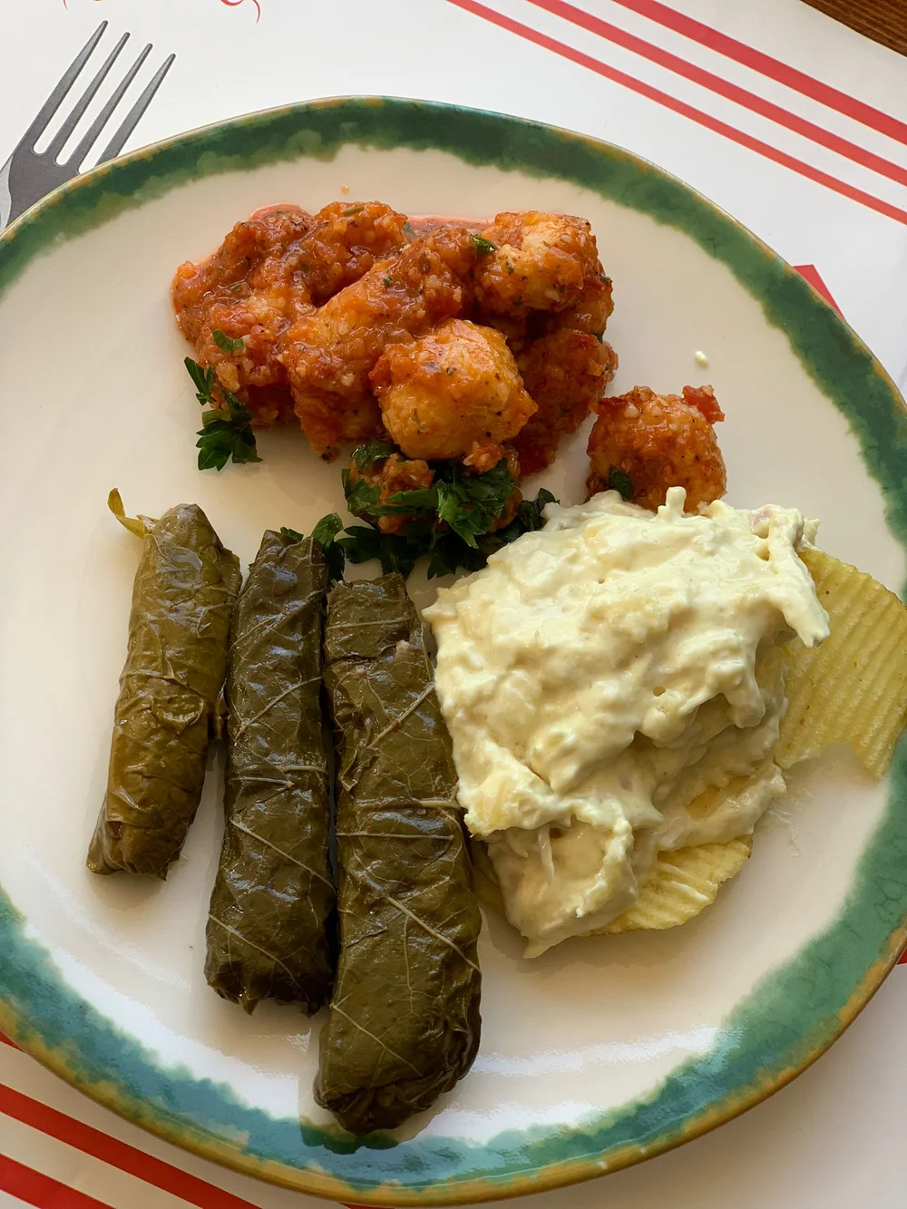 Fellah köftesi, yaprak sarma ve körili tavuk mezeli Cevizz meze tabağı